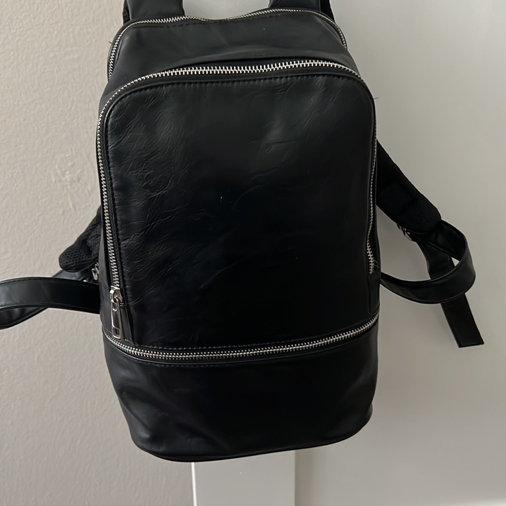 Backpack - Picture 2 of 6